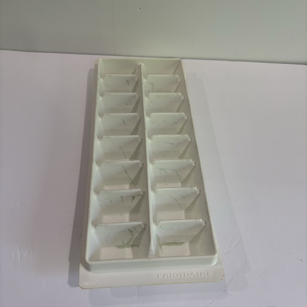 One Frigidaire 16 Cube White Plastic Ice Cube Tray Vintage Dishwasher Safe